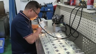 油圧バルブブロックの手動バリ取りでスムーズなオイル通路を確保